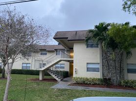 Lakeview Apartments - 5911 SW 41 St