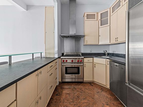 3rd image of 204 W Houston St APT 4B