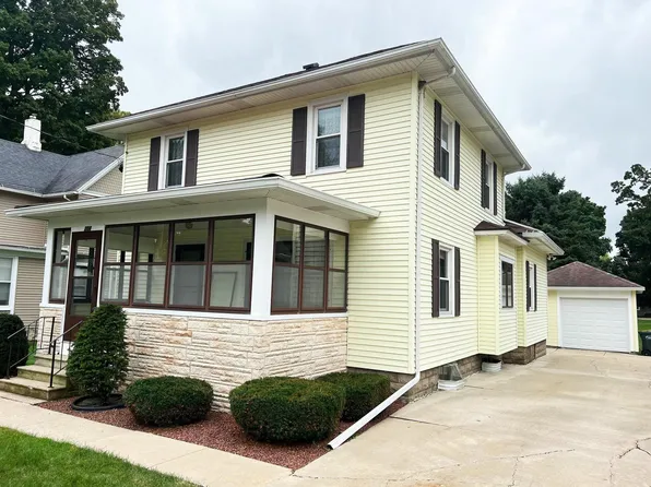 204 W Cherry St, Fox Lake, WI 53933