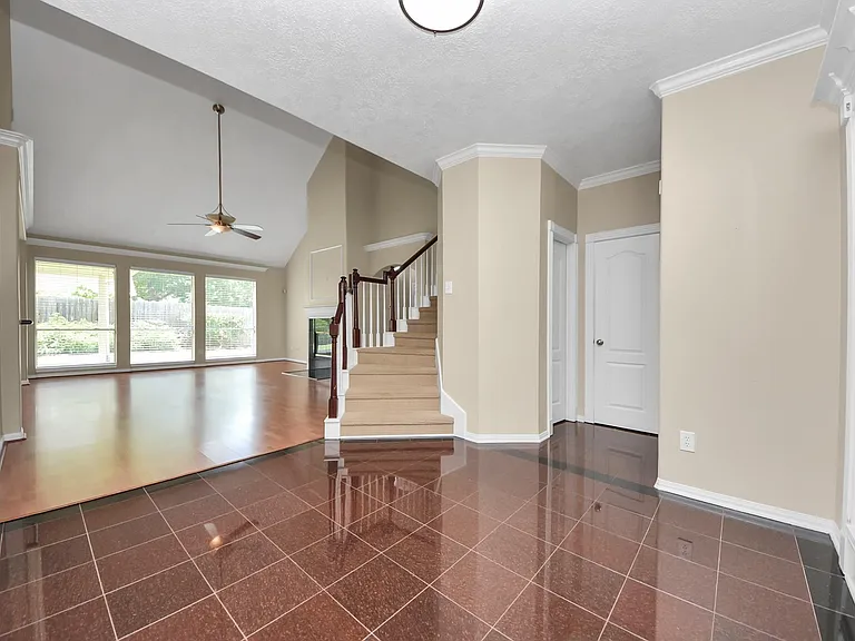 435 Leisure Dr — Photo 5