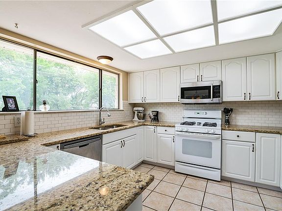5th image of 2803 Carmel Dr