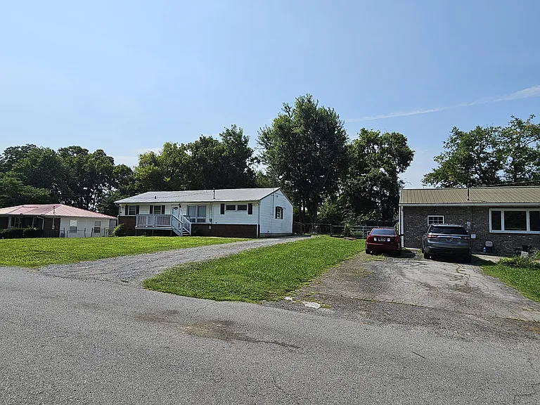 208 Chestnut Dr — Photo 2