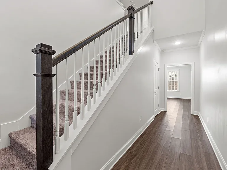 597 Vinings Dr — Photo 3