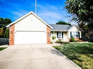 1041 Meadow Lake Dr, Maryville, IL 62062