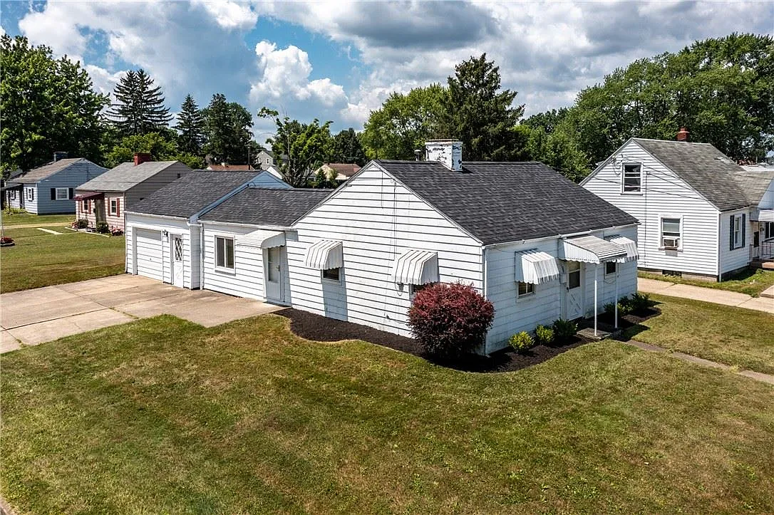 1156 Leslie St photo 1