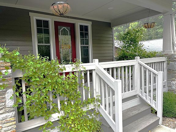 3rd image of 11 Creekside View Dr