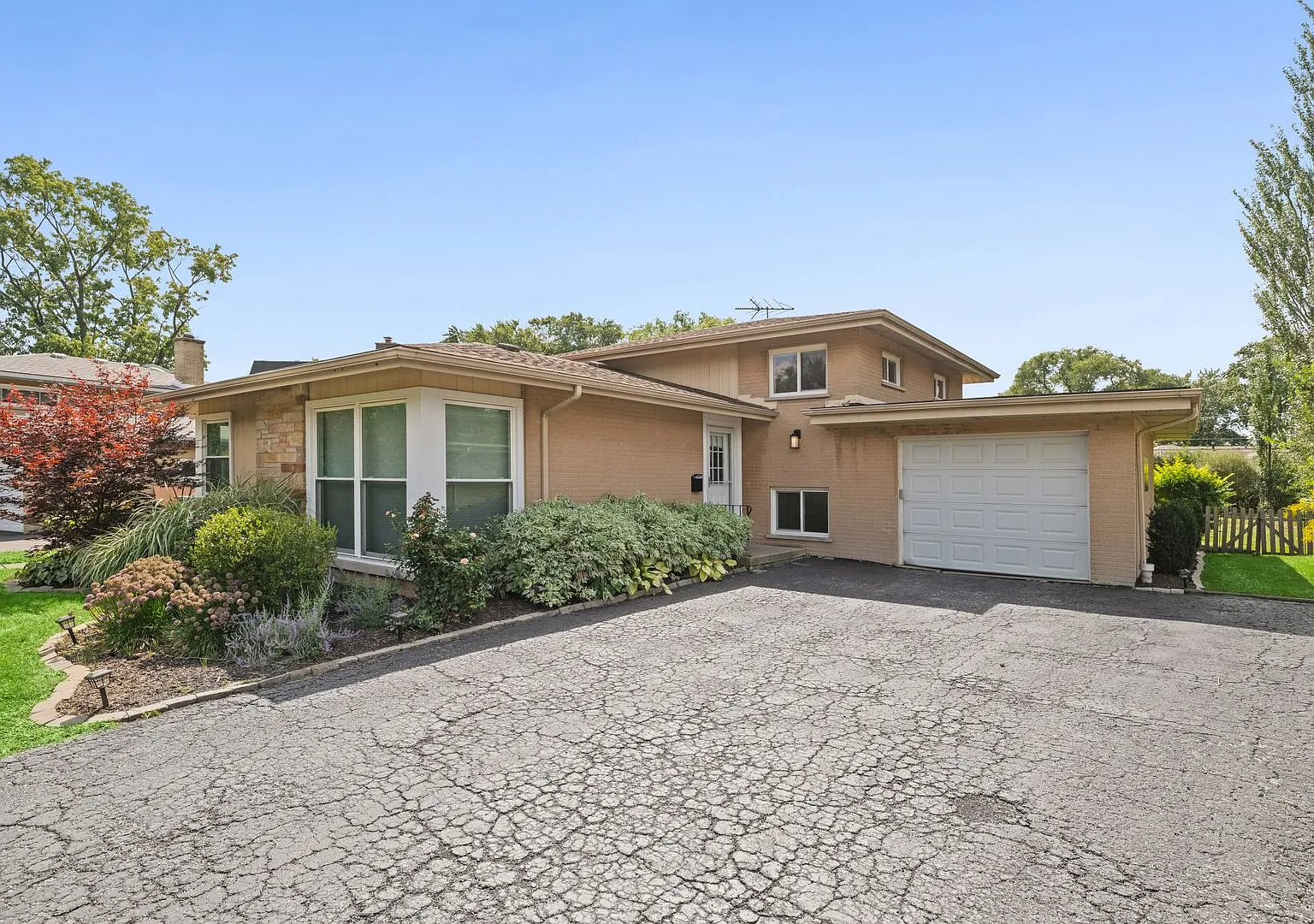 Updated 3 bed ranch in Glenview South / CCSD 34 school districts! — Photo 1