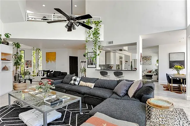 4 bed, 3.5 bath, 4431 sqft, $11,900 — Photo 4