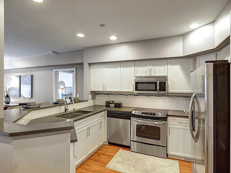 925 110th Ave NE #208 — Photo 6