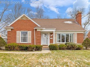 1210 Fairholme Rd, Grosse Pointe Woods, MI 48236