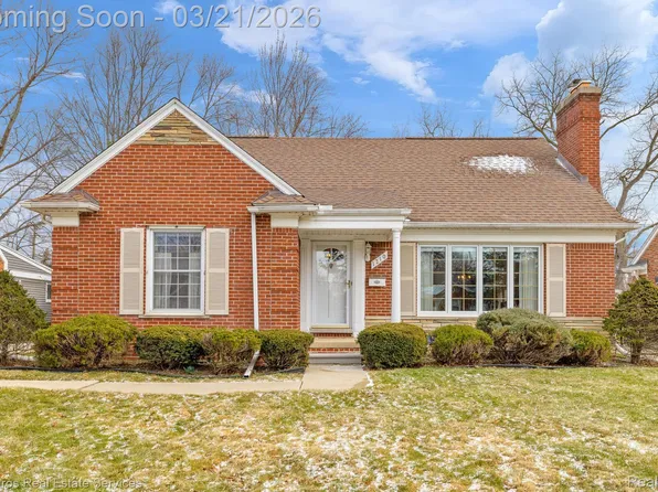 1210 Fairholme Rd, Grosse Pointe Woods, MI 48236