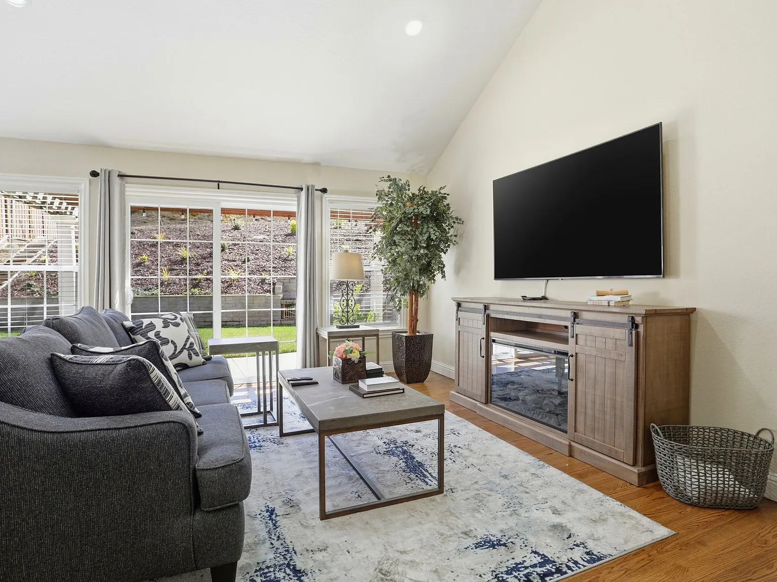 4 bed, 2148 sqft, $8,095 — Photo 3