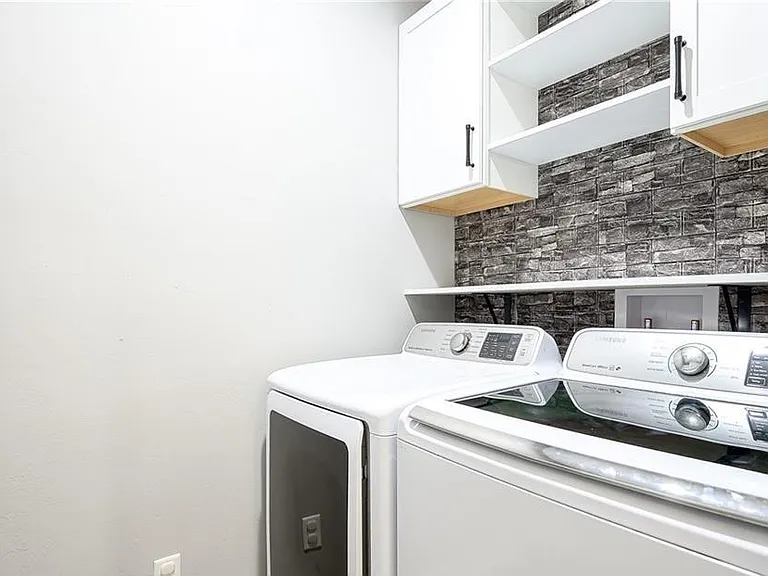7320 Rockefeller Dr — Photo 20