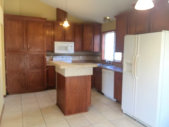 Spacious kitchen with vaulted ceilings - pull up some stools