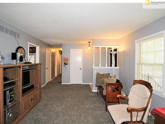 3rd image of 420 NE Grant Dr