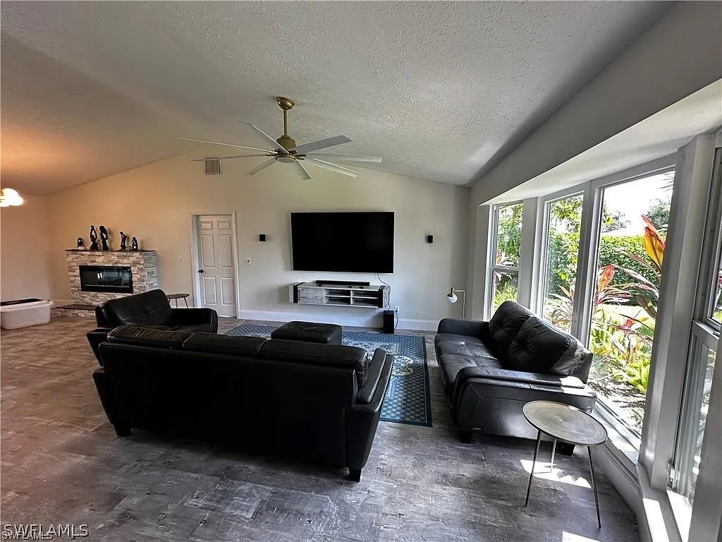 3 bed, 2.0 bath, 2150 sqft, $4,950 — Photo 2