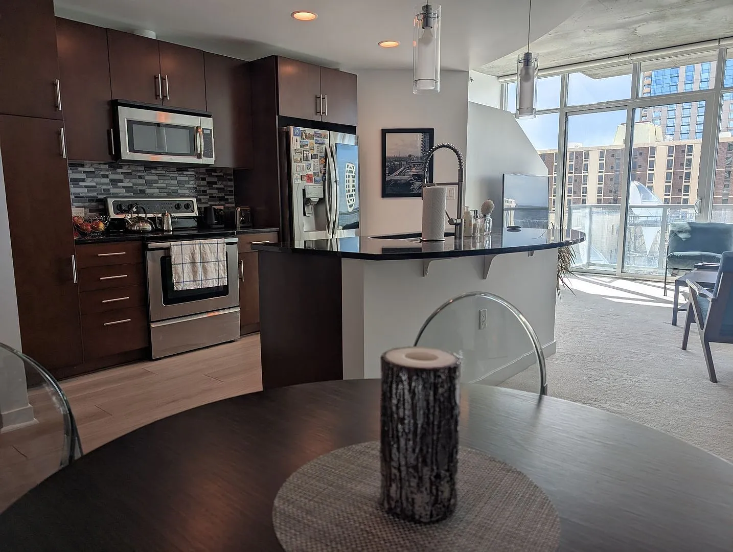 Luxury 1 Bedroom + Den - Breathtaking Mountain Views — Photo 4