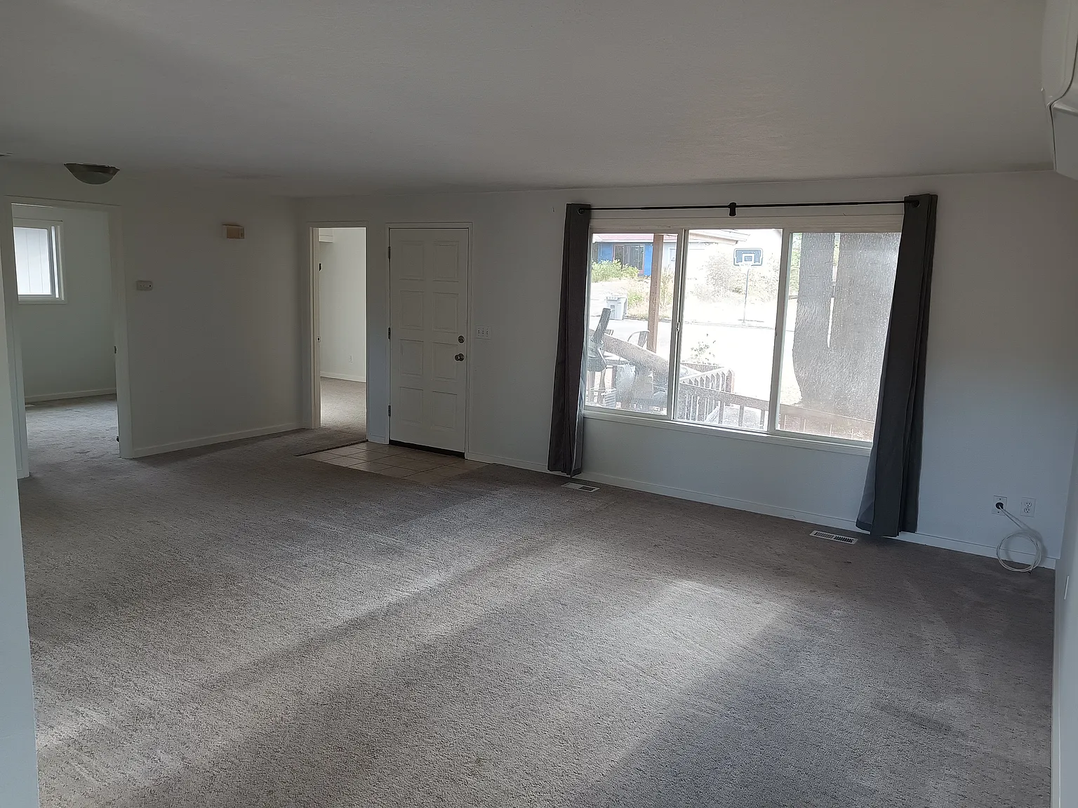 3 bed, 976 sqft, $2,400 — Photo 2