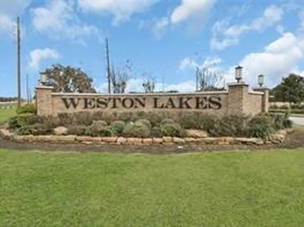 4511 Lake Village Dr, Weston Lakes, TX 77441