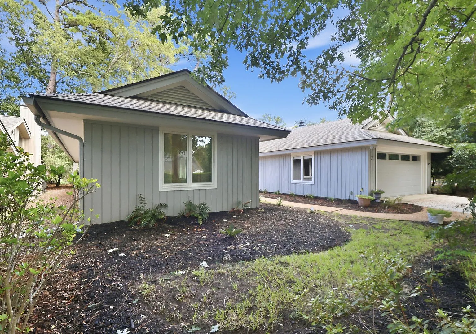 Charming Living in Hilton Head Plantation 3 Bedrooms, 2.5 Baths, near Dolphin Head Park! — Photo 3