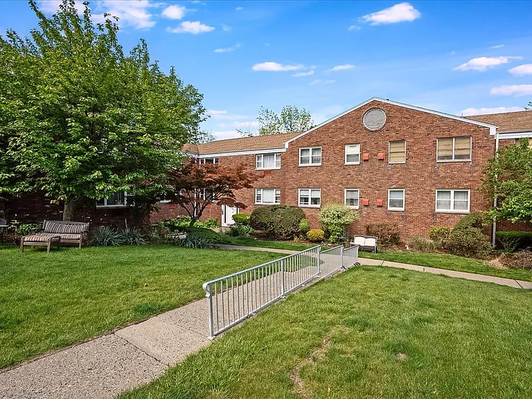 300 Claremont Ave #C2 — Photo 12