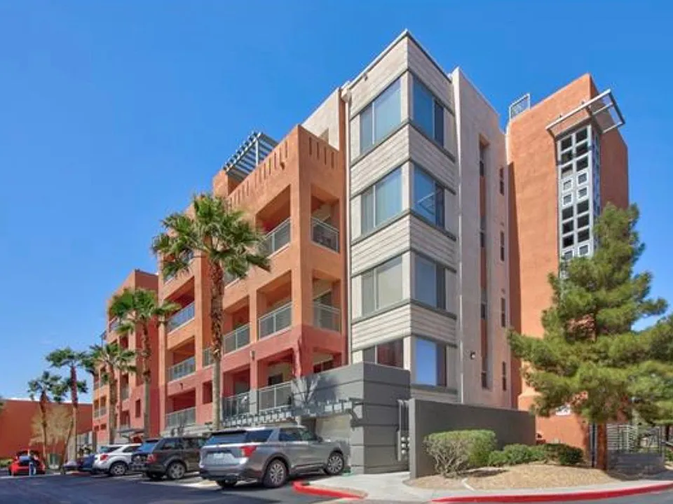 27 E Agate Ave #202