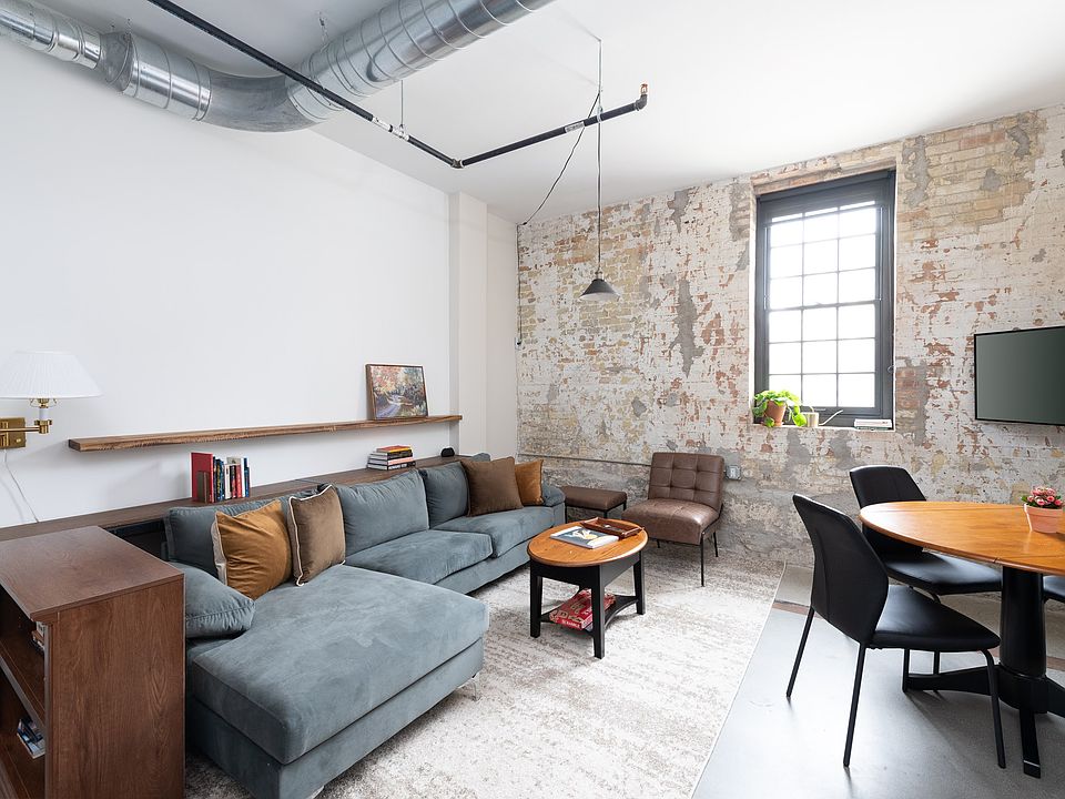 1st image of 1009 W Juneau Ave #114