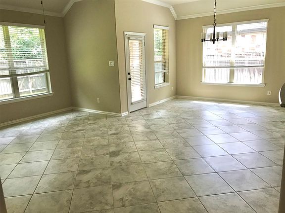 4th image of 158 Hearthshire Cir