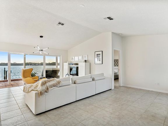 4th image of 4747 Neptune Dr SE