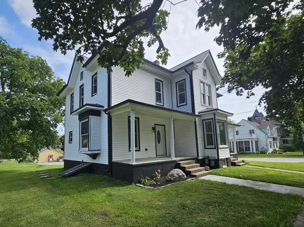 416 E 4th St, Tipton, IA 52772