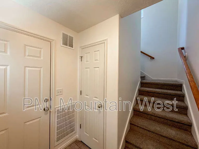443 Kent Dr — Photo 3
