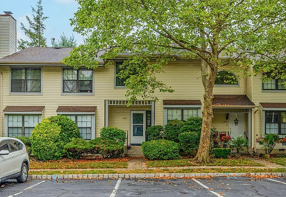 3 bed, 1216 sqft, $2,940 — Photo 3