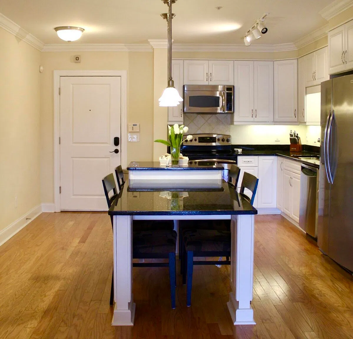 1 bed, 1.0 bath, 936 sqft, $2,000 — Photo 3