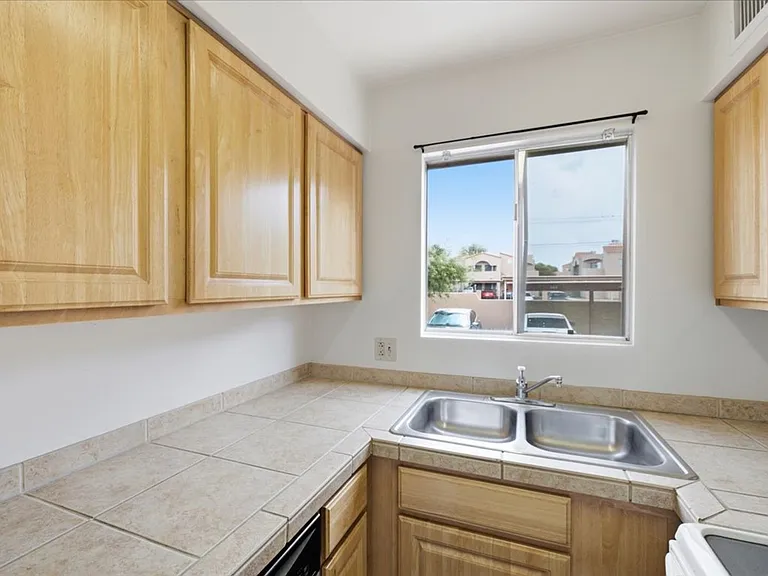 1810 E Blacklidge Dr #818 — Photo 10