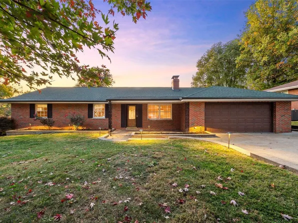 14 Grand Circle Dr, Maryland Heights, MO 63043