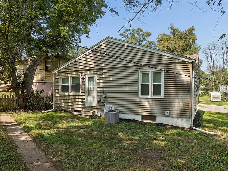 3915 Crown Point Ave — Photo 26
