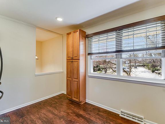 3rd image of 2820 Aspen Hill Rd