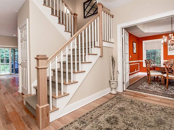 3rd image of 23 Summerfield Ln