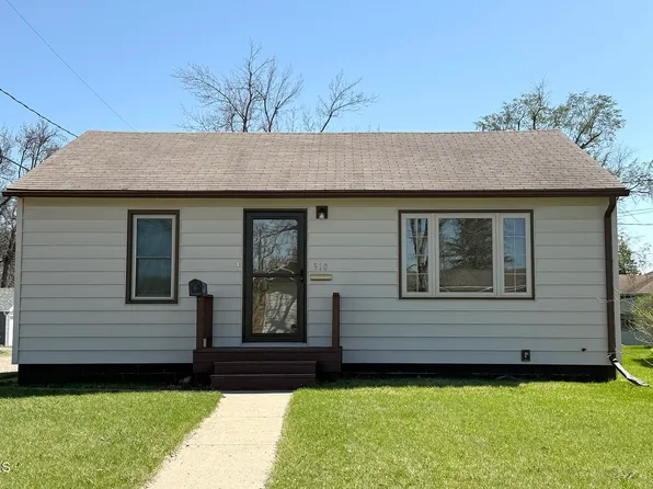 910 11th St SE, Jamestown, ND 58401
