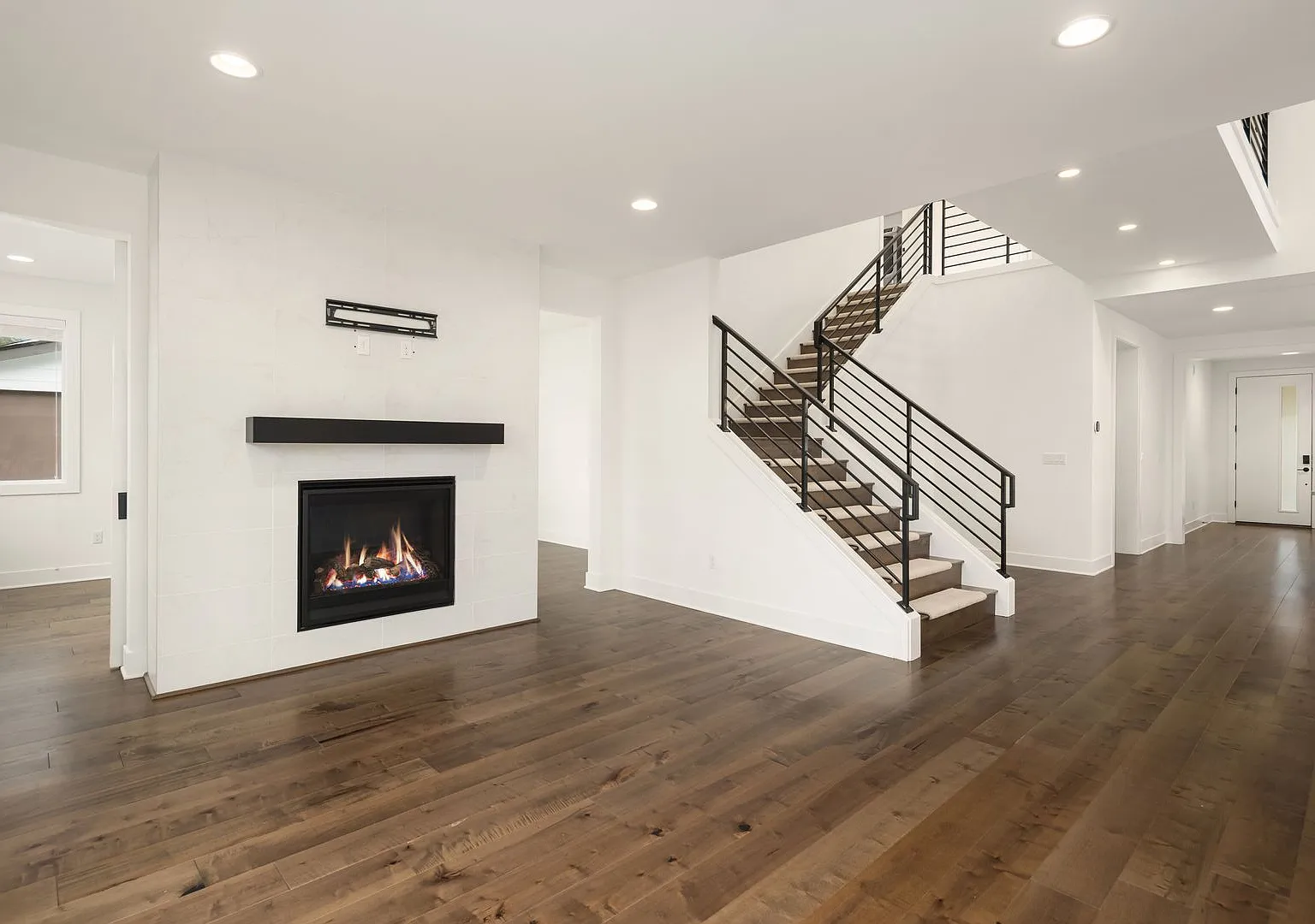 Modern Luxury Living in the Heart of Newcastle — Photo 2
