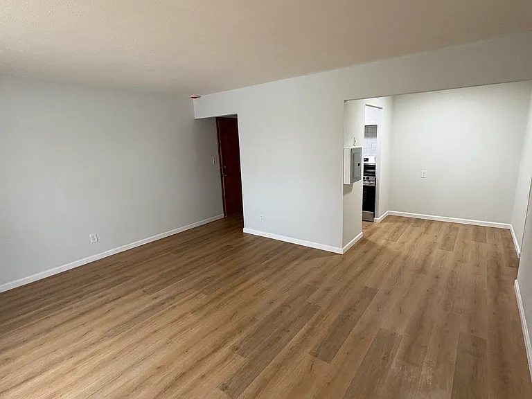 Wilshire Manor Apartments — Photo 6