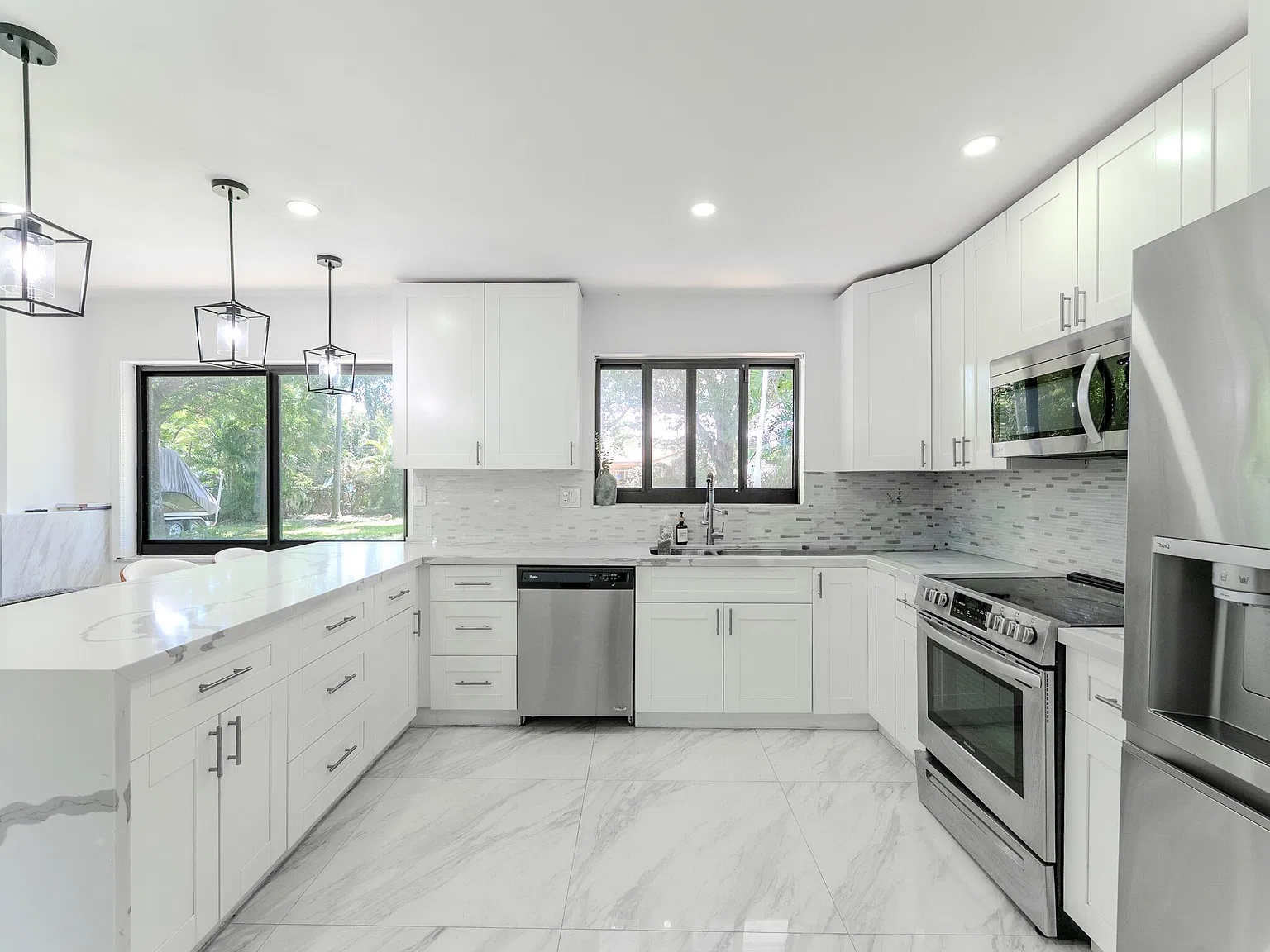 3 bed, 2.0 bath, 1938 sqft, $5,200 — Photo 3