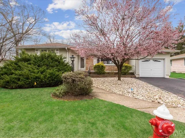 9 Pillar Dr, South Amboy, NJ 08879