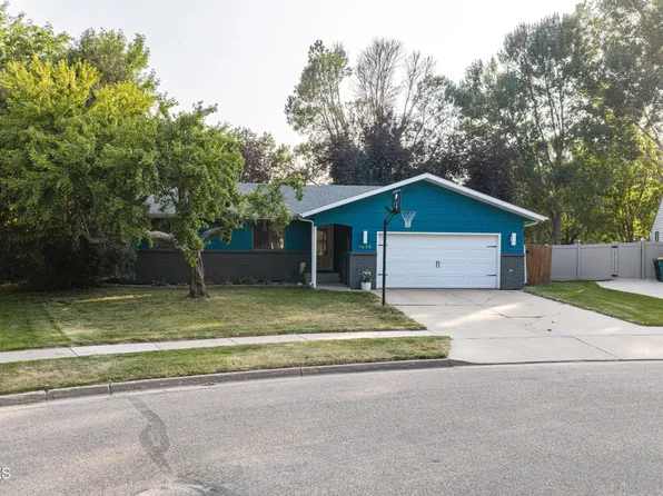 1658 Portland Dr, Bismarck, ND 58504