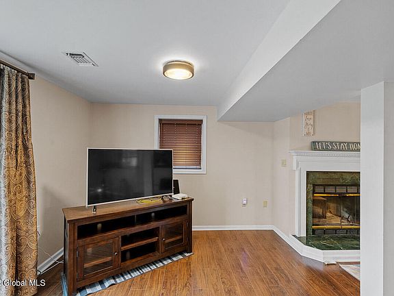 4th image of 23 Lawrence Ave