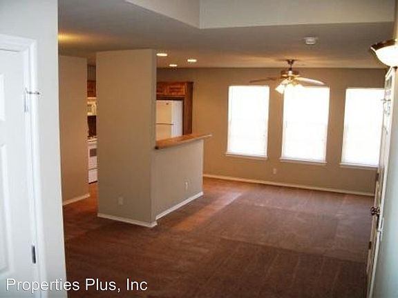 4th image of 924 Clearwater Cir