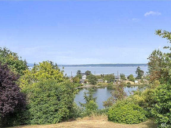 3rd image of 1351 Country Club Dr