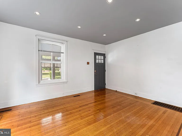 809 Ardmore Ave — Photo 5