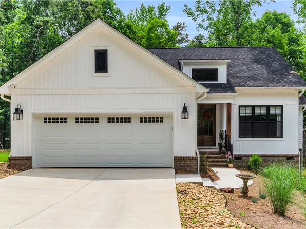 203 N Hogan Dr, Westminster, SC 29693