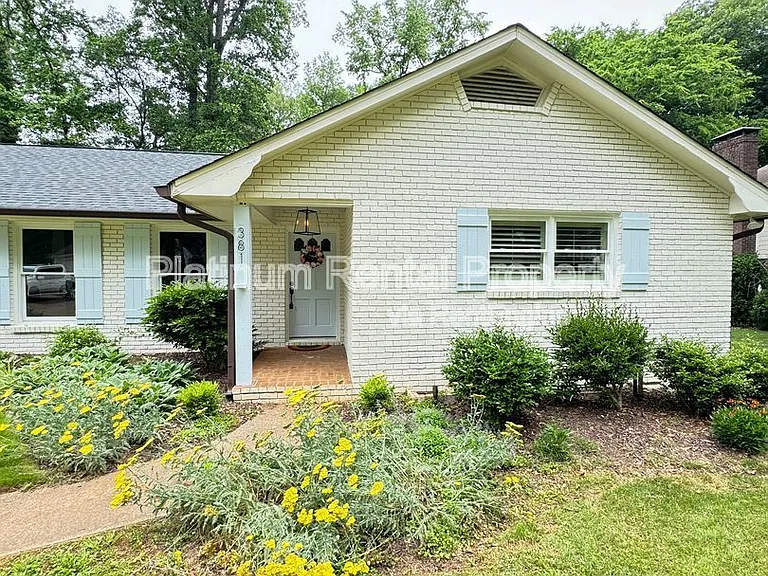 381 Lynne Cir — Photo 2